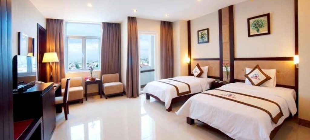 Bán khách sạn 1 trệt 5 lầu mặt tiền đường Hạ Long, view biển, hướng Tây Nam