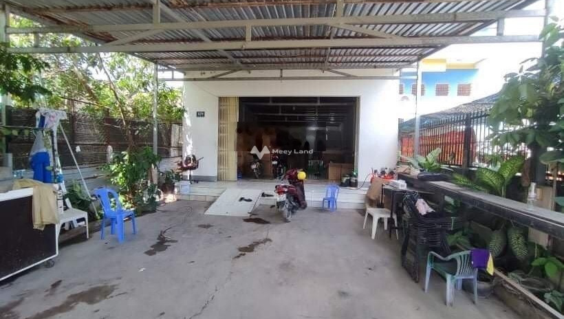 Cần người trông coi cho thuê nhà mặt tiền tọa lạc tại An Bình, Ninh Kiều, giá thuê cực sốc chỉ 10 triệu/tháng có diện tích rộng 144m2 tiện ích bao phê