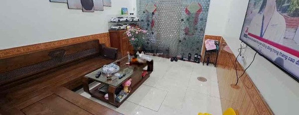 Vị trí đặt gần Long Biên, Hà Nội bán nhà bán ngay với giá mua ngay chỉ 4.75 tỷ trong nhà này gồm 3 phòng ngủ 4 WC-02