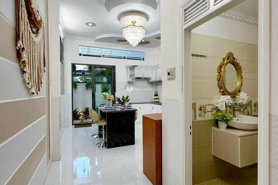 Nhà gồm 4 PN bán nhà bán ngay với giá hữu nghị chỉ 700 triệu có diện tích chung là 95m2 vị trí ngay tại Đoàn Nguyễn Tuấn, Hồ Chí Minh-01