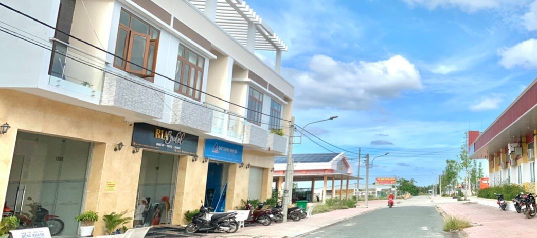 Cần bán căn nhà phố 1 trệt 2 lầu mặt tiền chợ ngay thị trấn huyện Thạnh Phú - Bến Tre