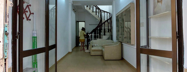 Cho thuê phòng trọ diện tích thực là 35m2 mặt tiền tọa lạc trên Quận 3, Hồ Chí Minh giá thuê cực tốt 6 triệu/tháng căn nhà có tổng 1 phòng ngủ, 1 WC-03