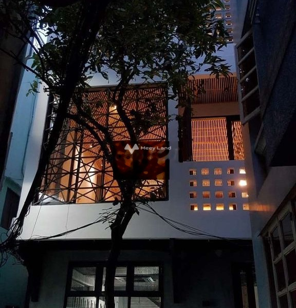Vị trí thuận lợi tọa lạc trên Nguyễn Văn Nguyễn, Hồ Chí Minh cho thuê nhà giá thuê quy định 38 triệu/tháng, trong nhà này thì gồm 4 phòng ngủ, 4 WC-01