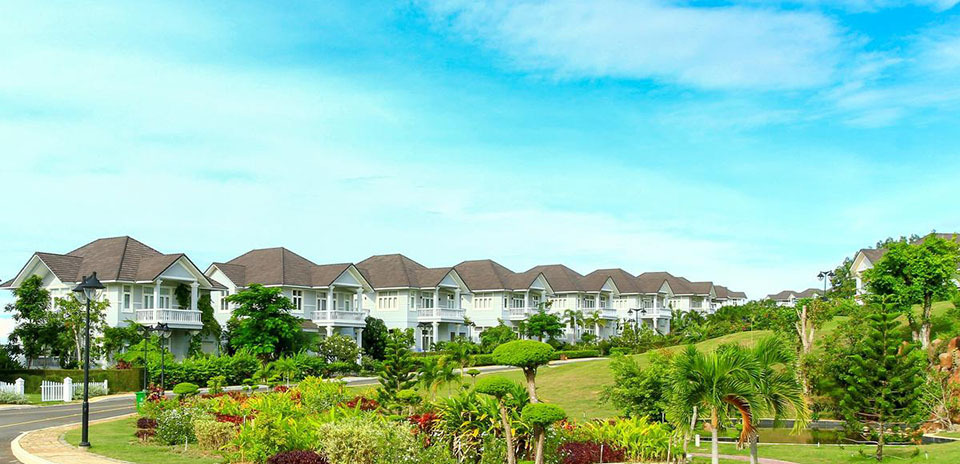 Tropical Luxury Villa là điểm nghỉ dưỡng tại thị trấn Mũi Né có hồ bơi trông khuôn viên