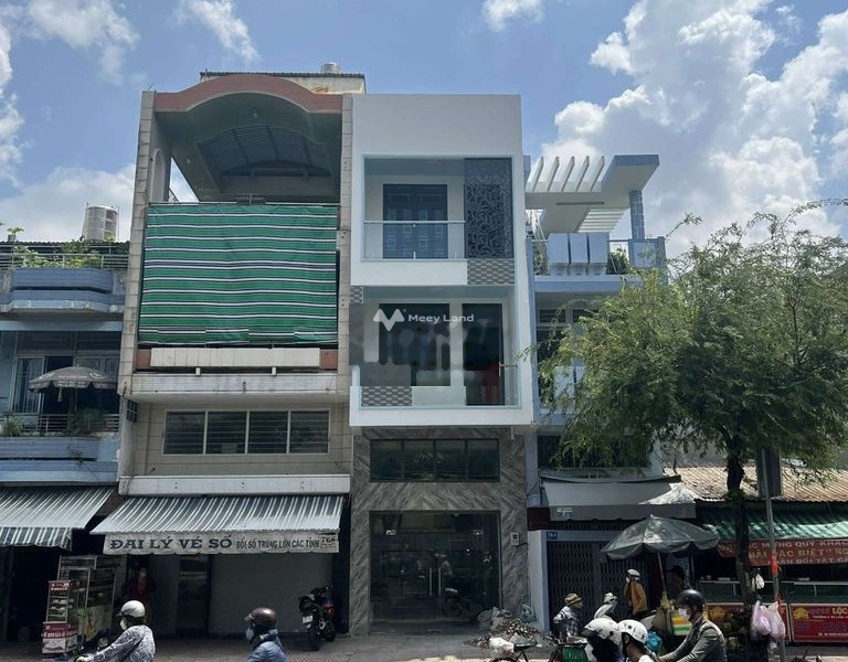 Vị trí mặt tiền tại Quận 11, Hồ Chí Minh cho thuê nhà giá thuê mua ngay 27.5 triệu/tháng, tổng quan ở trong căn nhà 5 phòng ngủ, 6 WC-01