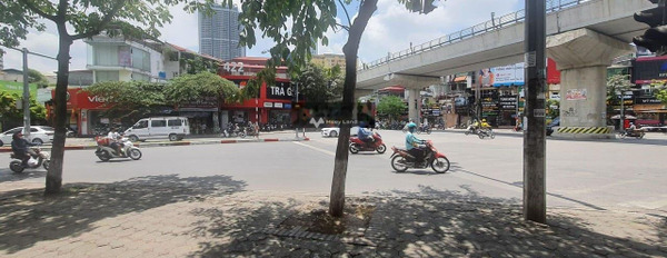 Bán nhà diện tích gồm 46m2 vị trí thuận lợi nằm ở Nguyễn Phong Sắc, Hà Nội bán ngay với giá đề xuất 16 tỷ tổng quan bên trong nhà có 4 phòng ngủ, 4 WC-02