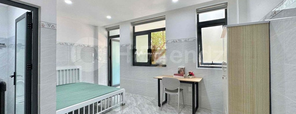 Trong căn hộ này có tổng 1 phòng ngủ, cho thuê căn hộ vị trí đặt ngay tại Khánh Hội, Hồ Chí Minh, 1 WC nội thất hiện đại-03