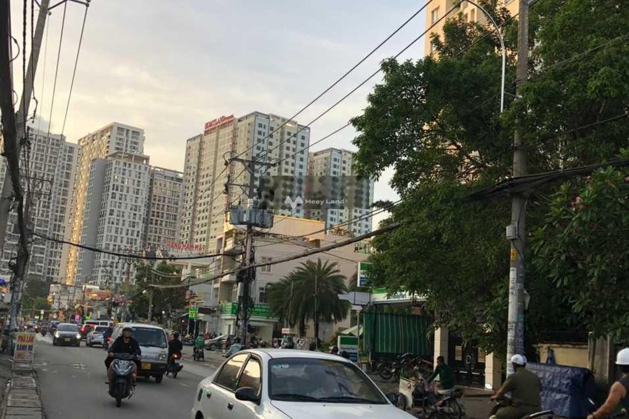Giá khoảng 40 triệu/tháng, cho thuê nhà với diện tích tiêu chuẩn 212m2 vị trí mặt tiền nằm ở Nguyễn Duy Trinh, Long Trường dọn vào ở ngay-01