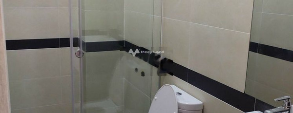 Cho thuê nhà diện tích mặt tiền 90m2 tọa lạc ở Nguyễn Hồng Đào, Hồ Chí Minh giá thuê hạt dẻ từ 26 triệu/tháng, trong căn nhà này có 5 PN, 6 WC-03