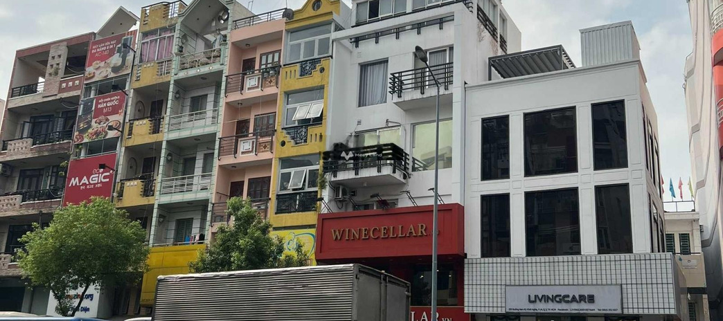 Nằm ở Nguyễn Thái Bình, Hồ Chí Minh, bán nhà, bán ngay với giá cực rẻ 250 tỷ có diện tích chung là 300m2 lh xem trực tiếp