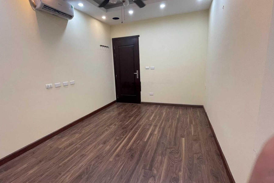 Cho thuê văn phòng diện tích 60m2 có sẵn 2 phòng rồi sàn gỗ trần thạch cao đẹp 0902 131 *** -01