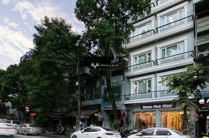 Diện tích cụ thể 100m2, cho thuê nhà ở mặt tiền nằm tại Hoàn Kiếm, Hà Nội, căn nhà có tổng cộng 5 phòng ngủ, 5 WC cảm ơn đã xem tin