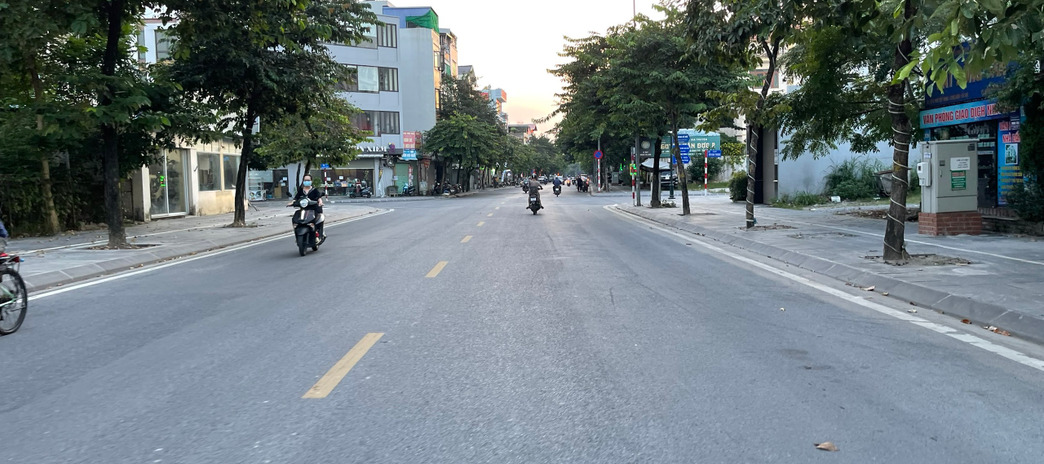 Cần bán 331m2 mặt đường Việt Hưng, Long Biên, kinh doanh tốt, khổ đất siêu đẹp