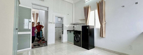 Căn hộ dịch vụ có máy giặt riêng, cửa sổ trời ngay CMT8, Tân Bình -03