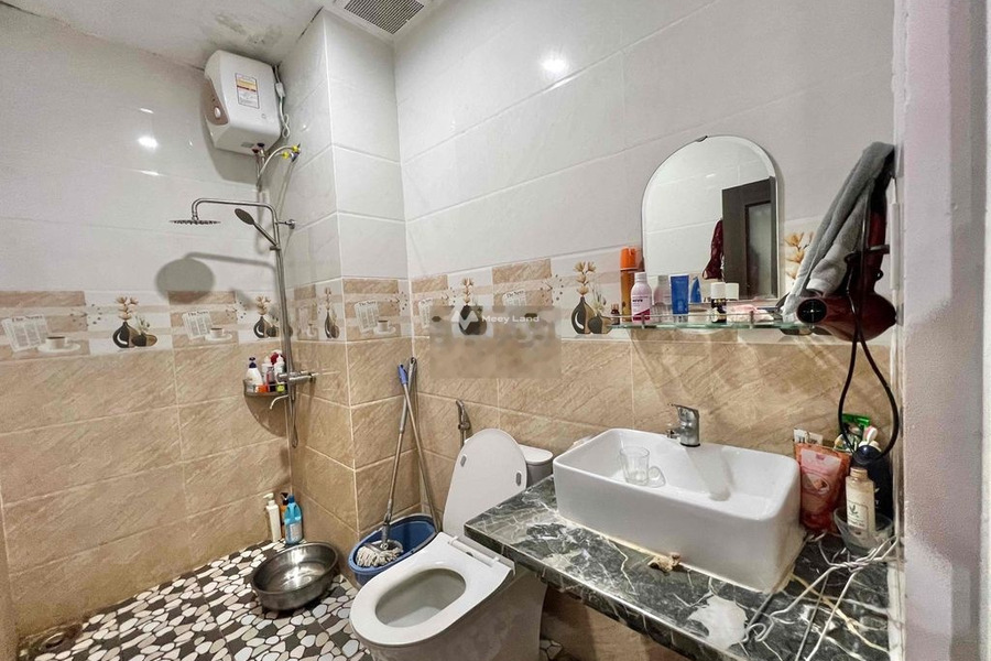 Trong căn hộ nhìn chung bao gồm 1 phòng ngủ, cho thuê căn hộ vị trí đẹp tọa lạc gần Ngũ Hành Sơn, Đà Nẵng, 1 WC vị trí siêu đẹp-01