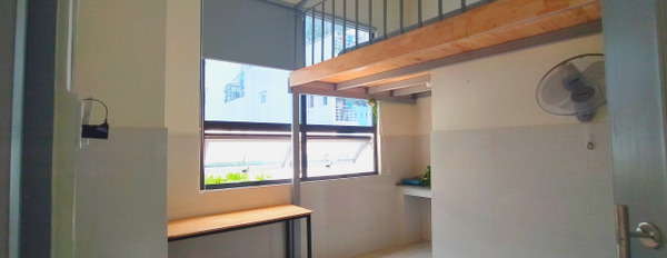 Cho thuê căn hộ dịch vụ có gác có nội thất cơ bản tiện nghi cửa sổ đón gió ngay trung tâm Tân Bình-02