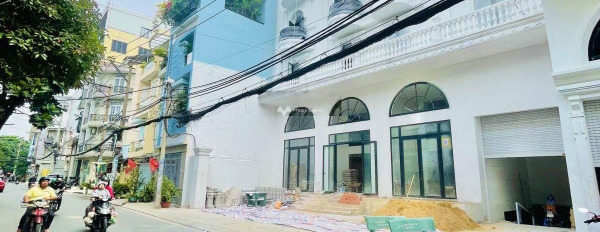 Ngôi nhà gồm có 9 phòng ngủ, bán nhà ở diện tích chuẩn 180m2 bán ngay với giá chỉ từ chỉ 25.9 tỷ mặt tiền tọa lạc ở Hoàng Sa, Hồ Chí Minh-03