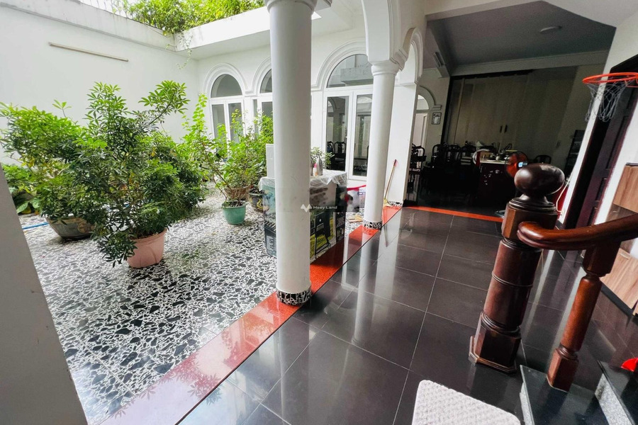 Căn nhà gồm có tất cả 6 PN, bán biệt thự, bán ngay với giá ưu đãi từ 29 tỷ diện tích thực 250m2 mặt tiền tọa lạc ngay trên Phước Kiển, Hồ Chí Minh-01