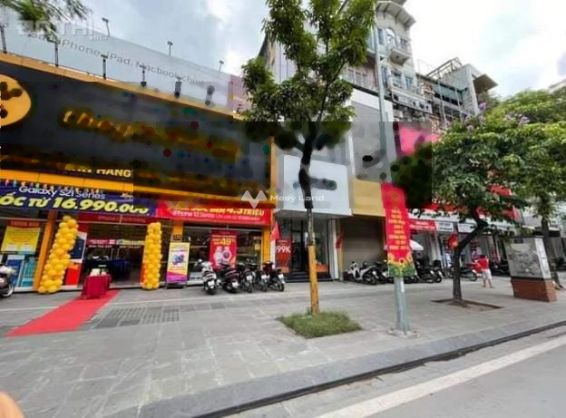 Bán nhà vị trí mặt tiền ngay tại Hoàn Kiếm, Hà Nội bán ngay với giá rẻ 160 tỷ có diện tích chung là 180m2, hướng KXĐ-01