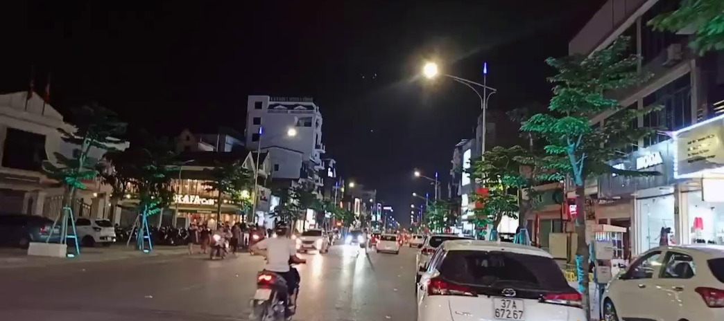 Bán nhà mặt đường Nguyễn Văn Cừ khu vực đẹp, kinh doanh sầm uất