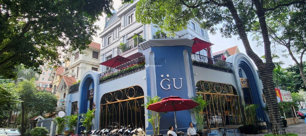 Nhà bao gồm có 7 phòng ngủ, bán nhà ở diện tích gồm 350m2 vị trí mặt tiền tọa lạc ngay tại Nguyễn Thị Định, Cầu Giấy