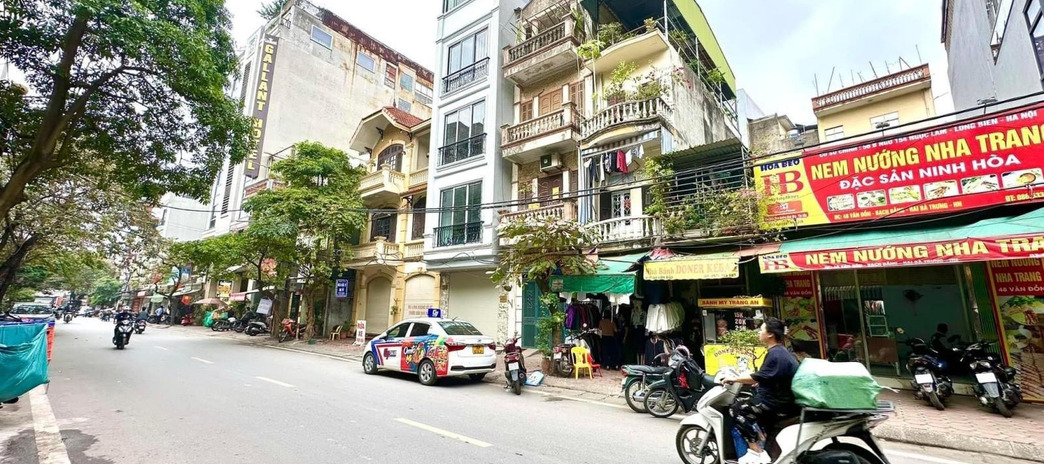 Trong nhà tổng quan có tổng 1 PN, bán nhà ở có diện tích chung 90m2 vị trí đẹp tọa lạc trên Trần Hưng Đạo, Hà Nội
