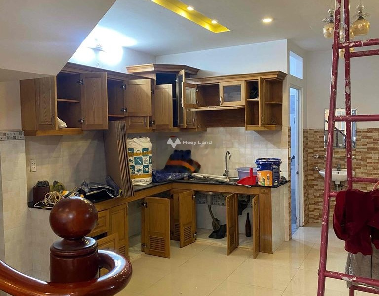 Cho thuê nhà diện tích rộng là 63m2 vị trí đẹp Tỉnh Lộ 10, Hồ Chí Minh giá thuê mong muốn 12 triệu/tháng, trong căn này thì gồm 4 phòng ngủ, 5 WC-01