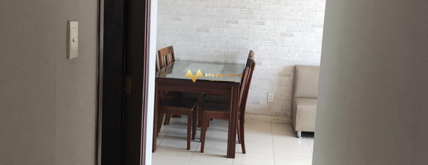 Đang rất thiếu thốn, bán căn hộ dt tổng 91m2 giá bán êm chỉ 2.7 tỷ vị trí thuận lợi tọa lạc ở Nguyễn Văn Quá, Quận 12, trong căn hộ này gồm có 2 phòng...-03