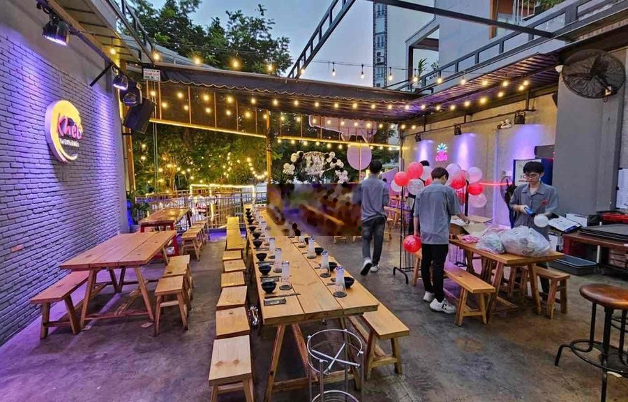 SANG NHÀ HÀNG BEER FOOD ĐẸP LẮM DT: 250m 2 khách đông . -01