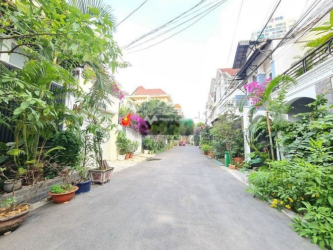 Có một diện tích 1200m2, cho thuê biệt thự tọa lạc ngay trên Quận 2, Hồ Chí Minh, trong nhà tổng quan có tổng 4 phòng ngủ, 4 WC vị trí siêu đẹp-01