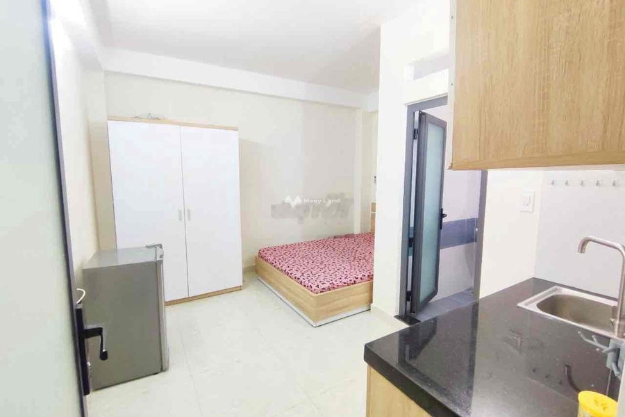 Trong căn hộ gồm có 1 phòng ngủ, cho thuê căn hộ vị trí mặt tiền ngay trên Phường 13, Tân Bình, 1 WC cực kì sang trọng-01