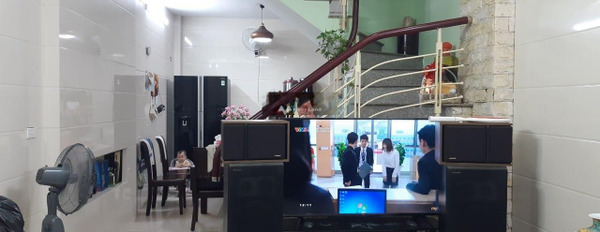 Bán nhà có diện tích chính 36m2 nằm trên Đê Trần Khát Chân, Hà Nội bán ngay với giá mềm 6 tỷ trong nhà 5 phòng ngủ, 3 WC-02