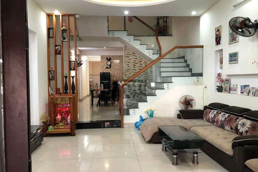 Cho thuê nhà có diện tích rộng 100m2 vị trí đặt ngay ở Khuê Trung, Đà Nẵng giá thuê sang tên 8 triệu/tháng, trong nhà này gồm có 3 PN, 3 WC-01