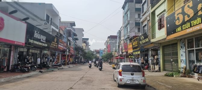 Diện tích 90m2 bán nhà ở mặt tiền nằm ngay Bắc Ninh, Bắc Ninh hướng Tây Nam nhà bao gồm có 3 phòng ngủ với đường có độ 18 m ở lâu dài