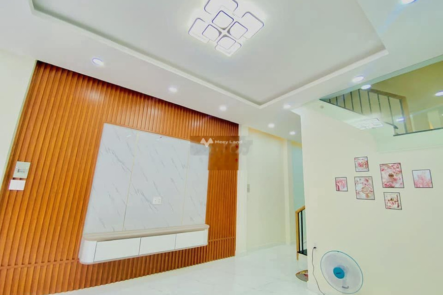 Nhà 3 phòng ngủ bán nhà ở có diện tích chung là 10m2 bán ngay với giá hữu nghị chỉ 2.21 tỷ vị trí thuận lợi ngay trên Quận 5, Hồ Chí Minh-01