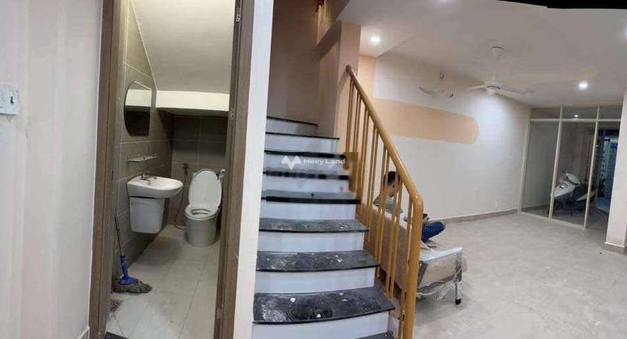 Có diện tích 85m2 bán nhà vị trí thuận lợi nằm ở Tân Thuận Đông, Quận 7 tổng quan nhà gồm có 10 phòng ngủ 6 WC hỗ trợ mọi thủ tục miễn phí-01