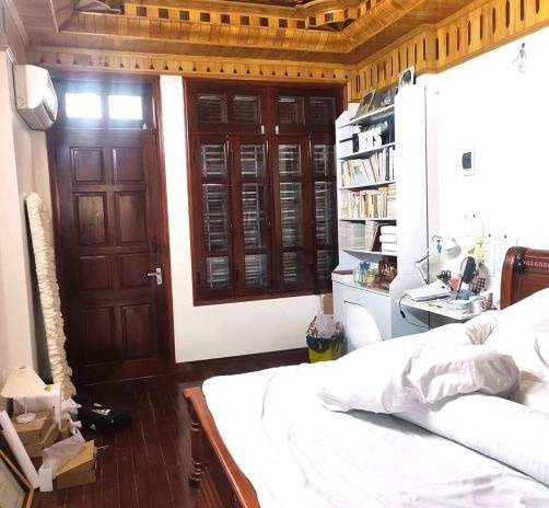 Nằm tại Văn Phú, Phú La, bán nhà, bán ngay với giá siêu rẻ 6.2 tỷ diện tích rộng 45m2, ngôi nhà này có 3 phòng ngủ hỗ trợ mọi thủ tục miễn phí