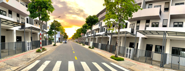 Nhà phố 4 tấm tiêu chuẩn Singapo, nằm trên 2 mặt tiền chính, ngay tại trung tâm thị trấn Bến Lức-02