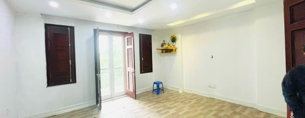 Cho thuê nhà mới hiện đại mặt phố Hoàng Quốc Việt, Quận Cầu Giấy. Diện tích 70m2, 5 tầng, mặt tiền 5m. Giá 33 triệu/tháng-02