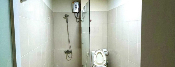Trong căn hộ tổng quan gồm có 1 phòng ngủ, cho thuê căn hộ vị trí nằm ở Đỗ Xuân Hợp, Hồ Chí Minh, 1 WC cực kì sang trọng-02