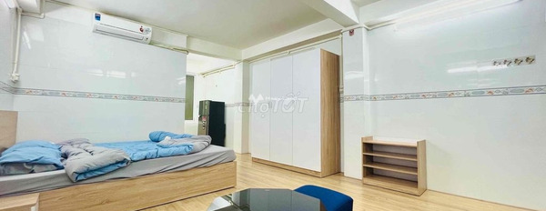 Trong căn hộ nhìn chung bao gồm 1 phòng ngủ, cho thuê căn hộ vị trí đặt gần Quận 1, Hồ Chí Minh, 1 WC lh ngay kẻo lỡ-03