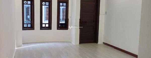 Diện tích vừa phải 40m2, cho thuê nhà ở vị trí nằm tại Hoa Huệ, Phú Nhuận, hướng Tây - Nam, tổng quan ở trong nhà 2 phòng ngủ, 3 WC nhà bao mới-03