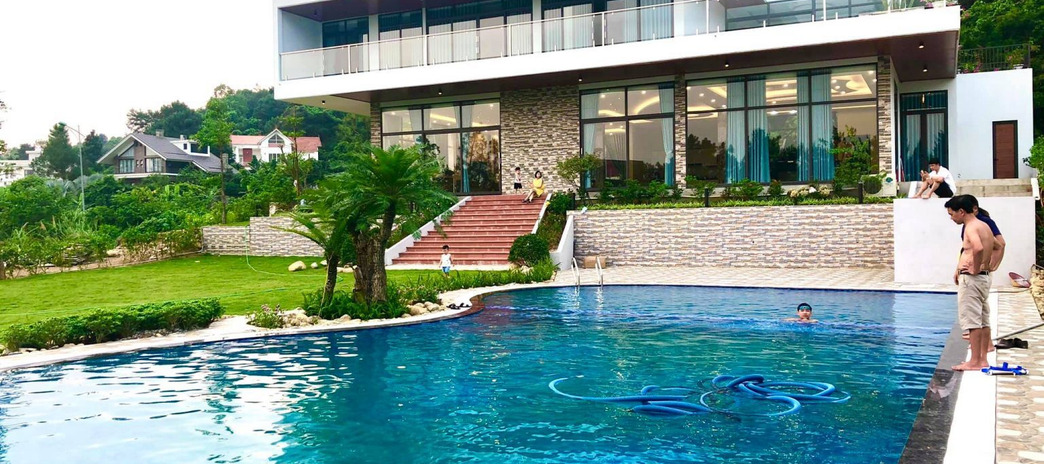 Cho thuê biệt thự sân Golf Tam Đảo 7 phòng ngủ, bể bơi riêng, thích hợp cho nhóm bạn bè và gia đình