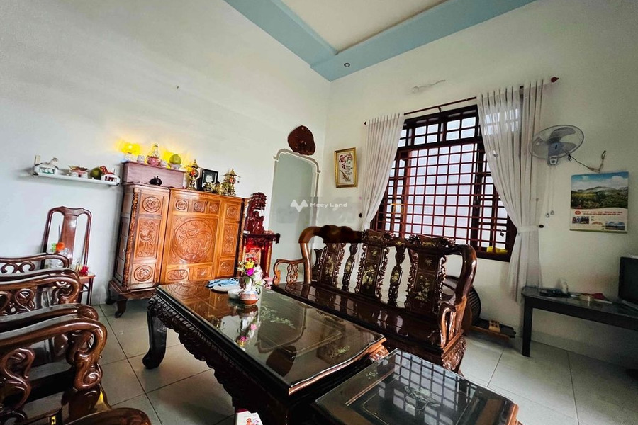 Bán nhà vị trí mặt tiền nằm tại Phạm Văn Đồng, Tân Hòa bán ngay với giá siêu khủng 2.4 tỷ có diện tích chung là 1746m2 hướng Bắc nhìn chung gồm 3 PN-01