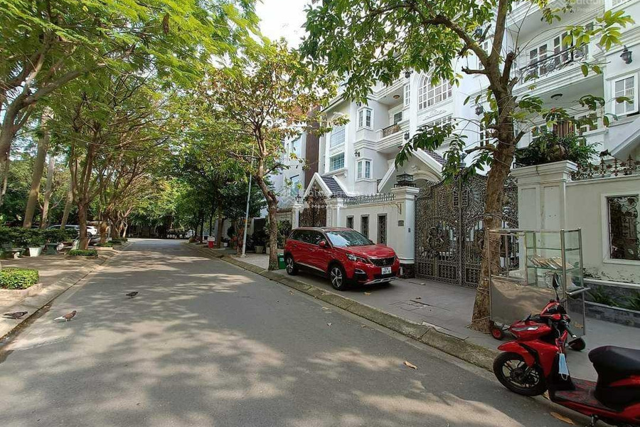 Bán biệt thự diện tích chính là 148m2 nằm tại Quận 7, Hồ Chí Minh bán ngay với giá tốt nhất 26 tỷ, tổng quan trong ngôi nhà có 9 phòng ngủ, 10 WC-01