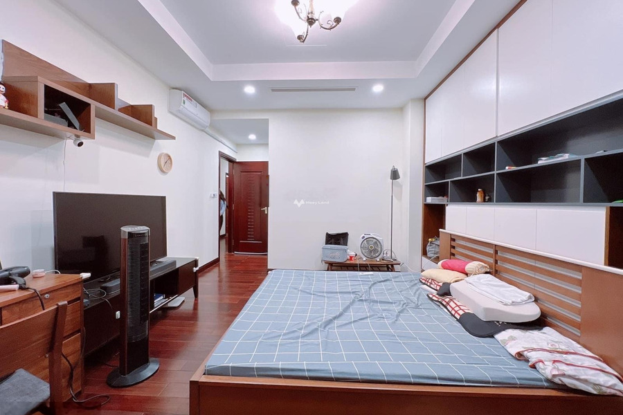 Vị trí thuận lợi tọa lạc ngay ở Lương Định Của, Đống Đa bán nhà bán ngay với giá vô cùng rẻ chỉ 11 tỷ tổng quan trong ngôi nhà gồm 10 phòng ngủ 12 WC-01