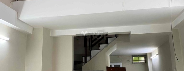 Có diện tích gồm 30m2, cho thuê nhà ở mặt tiền tọa lạc ngay ở Hiệp Bình Chánh, Thủ Đức, hướng Đông Nam, nhà bao gồm 3 PN, 2 WC tiện ích bao phê-03