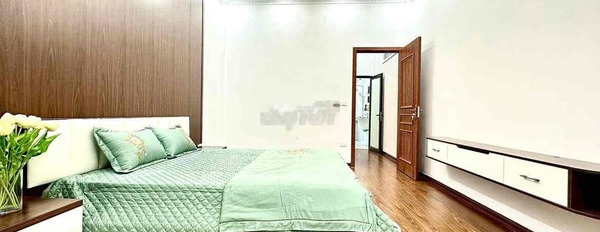 Nhà bao gồm có 4 phòng ngủ, bán nhà ở diện tích rộng 48m2 giá bán cực tốt từ 4.35 tỷ tọa lạc gần Hàng Bột, Hà Nội-03