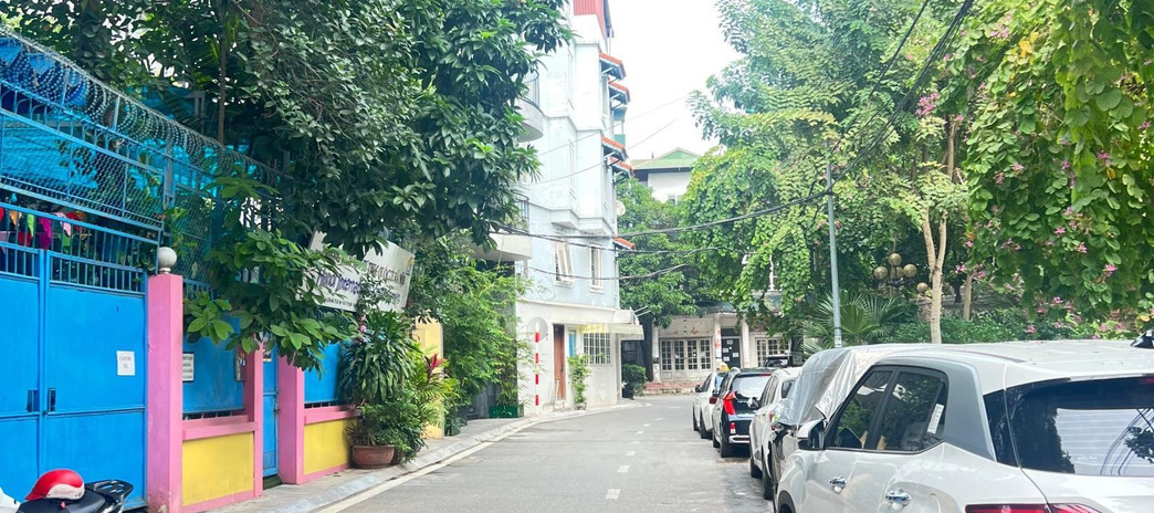 Hướng Tây - Bắc, bán nhà có diện tích rộng 100m2 ở Tây Hồ, Quảng An bán ngay với giá khoảng từ 48 tỷ ngôi nhà này gồm có 12 phòng ngủ, 8 WC