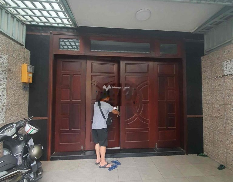 Mặt tiền nằm ngay ở Quận 12, Hồ Chí Minh cho thuê nhà giá thuê cực rẻ chỉ 17 triệu/tháng, trong nhà này có 4 phòng ngủ, 5 WC-01